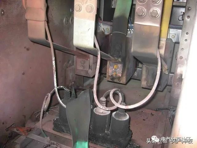 輕微開關(guān)柜故障會(huì)造成重大損失，請注意高壓電工