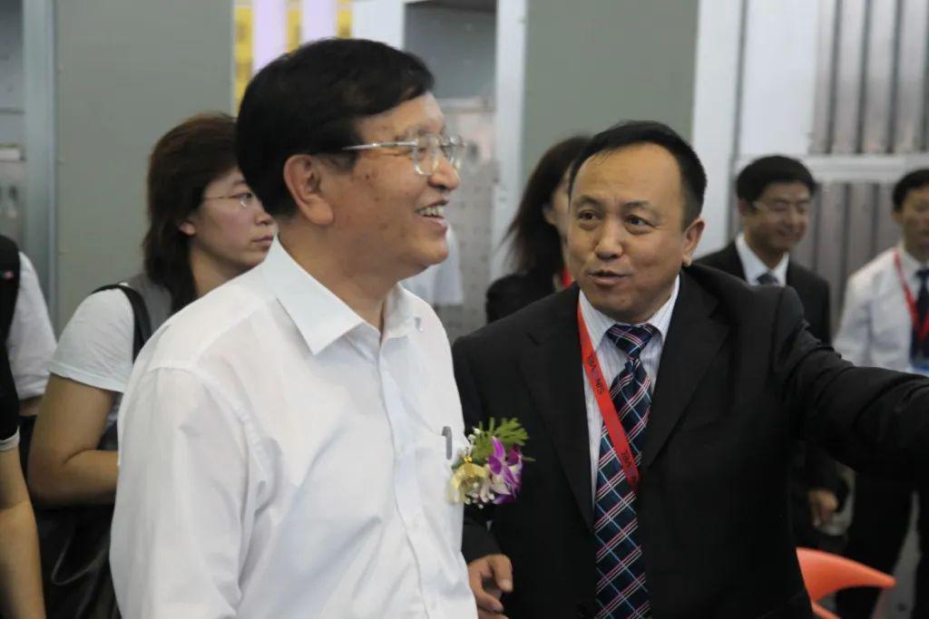 華德海特電器在2020年榮獲“中國開關(guān)柜 10頂級品牌”72.5千伏氫地理信息系統(tǒng)和碳地理信息系統(tǒng)獎，填補了國際空白