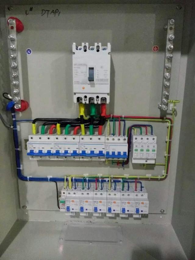 跟著師傅學做配電箱，看到師傅的手藝，我不好意思開始