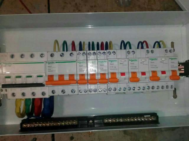 跟著師傅學做配電箱，看到師傅的手藝，我不好意思開始