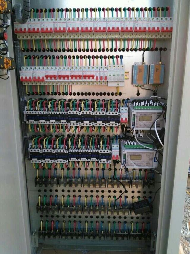 跟著師傅學做配電箱，看到師傅的手藝，我不好意思開始